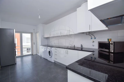 Apartamento T2 para Arrendamento em Santa Maria, São Pedro e Matacães