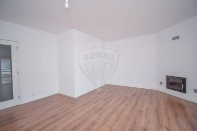Apartamento T2 para Arrendamento em Santa Maria, São Pedro e Matacães