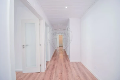 Apartamento T2 para Arrendamento em Santa Maria, São Pedro e Matacães
