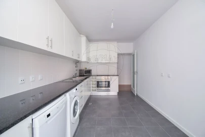 Apartamento T2 para Arrendamento em Santa Maria, São Pedro e Matacães