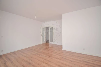 Apartamento T2 para Arrendamento em Santa Maria, São Pedro e Matacães