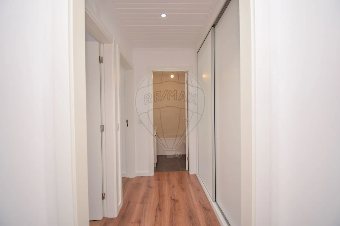 Apartamento T2 para Arrendamento em Santa Maria, São Pedro e Matacães Foto 18