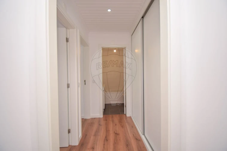 Apartamento T2 para Arrendamento em Santa Maria, São Pedro e Matacães Foto 18