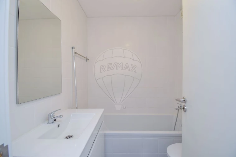 Apartamento T2 para Arrendamento em Santa Maria, São Pedro e Matacães Foto 10