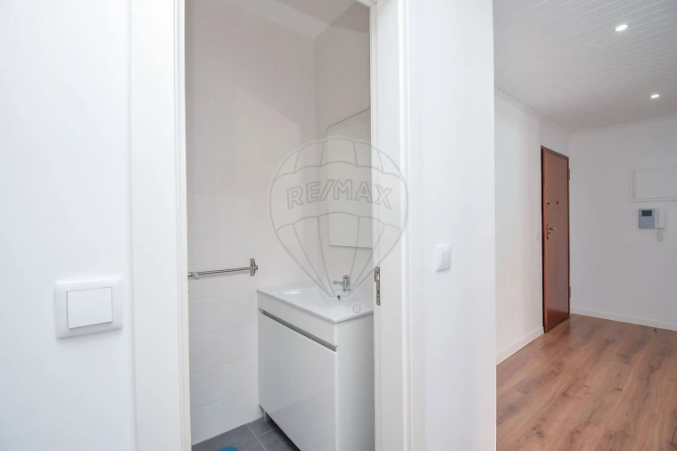 Apartamento T2 para Arrendamento em Santa Maria, São Pedro e Matacães Foto 6