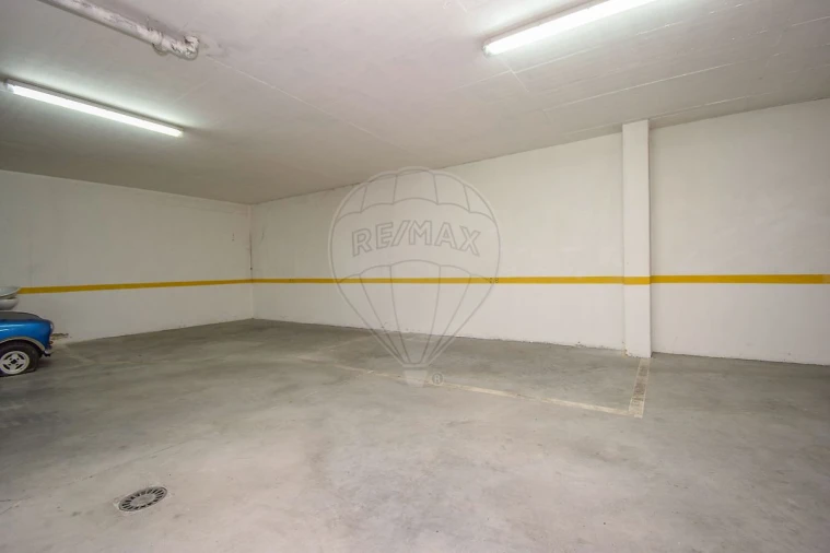 Apartamento T2 para Arrendamento em Santa Maria, São Pedro e Matacães Foto 24