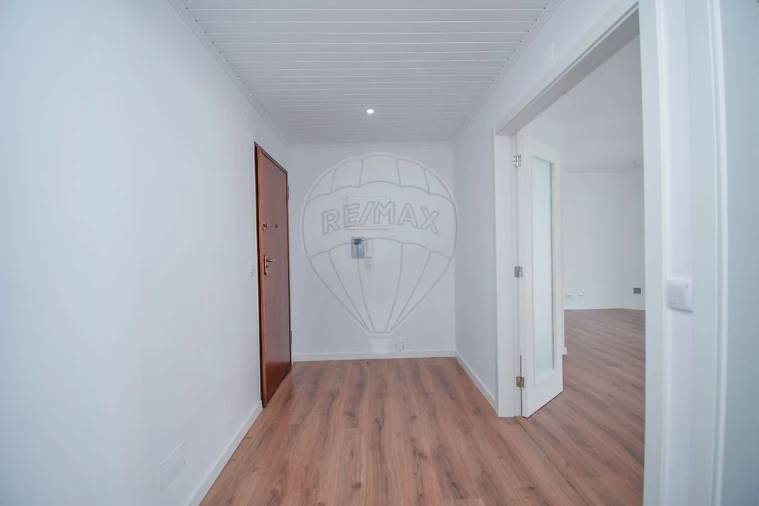 Apartamento T2 para Arrendamento em Santa Maria, São Pedro e Matacães Foto 4