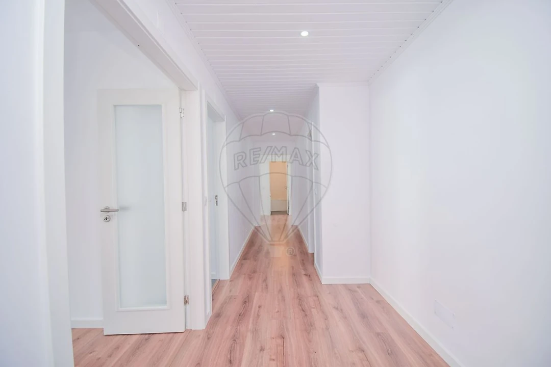 Apartamento T2 para Arrendamento em Santa Maria, São Pedro e Matacães Foto 5