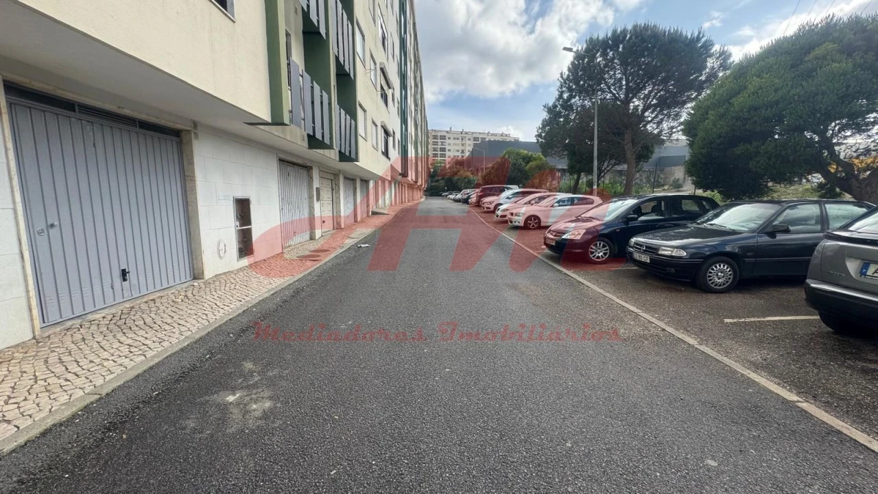 Garagem para Arrendamento em Cacém e São Marcos Foto 1