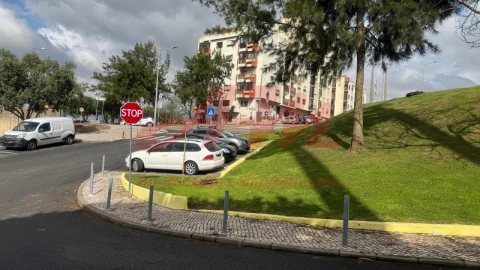 Garagem para Arrendamento em Cacém e São Marcos