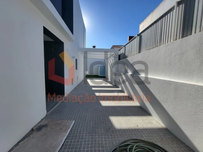 Moradia T1 para Venda em Fernao Ferro Foto 24