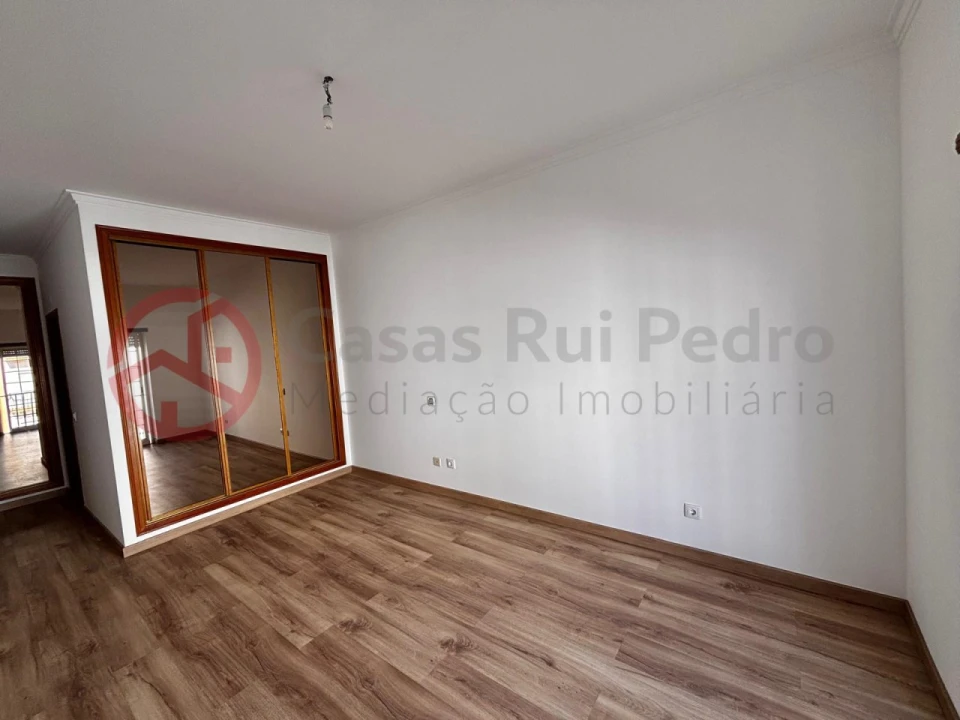 Apartamento T2 para Venda em Amora Foto 12