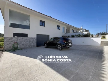 Moradia T4 para Venda em Vila de Cucujães
