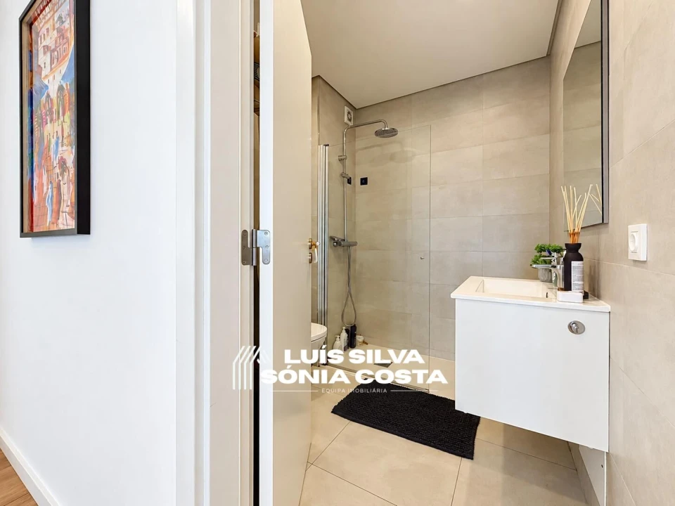 Apartamento T2 para Venda em Grijó e Sermonde Foto 24