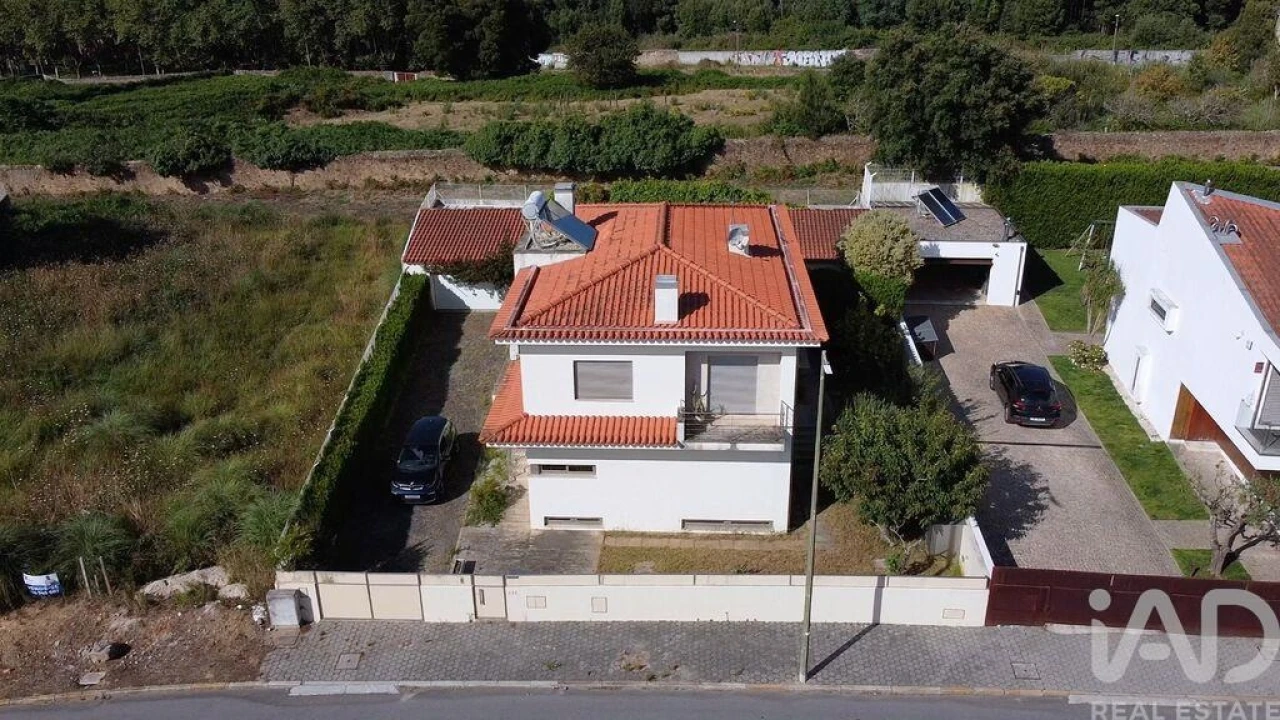 Moradia T4 para Venda em Arcozelo Foto 1