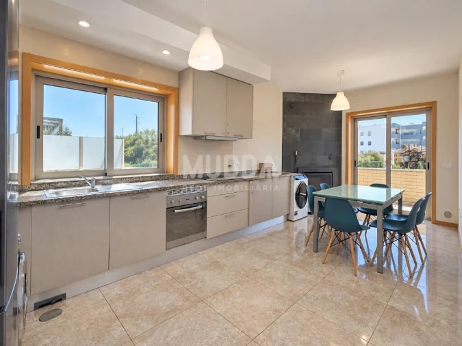 Apartamento T2 para Arrendamento em Loureiro Foto 3