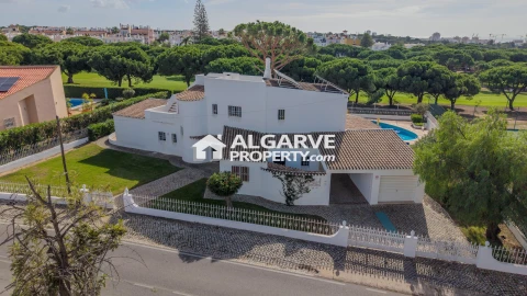 Moradia T5 para Venda em Quarteira