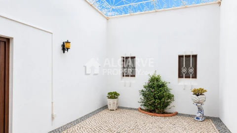 Moradia T5 para Venda em Quarteira
