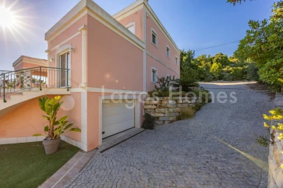 Moradia T5 para Venda em Santa Barbara de Nexe
