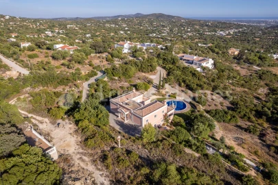 Moradia T5 para Venda em Santa Barbara de Nexe
