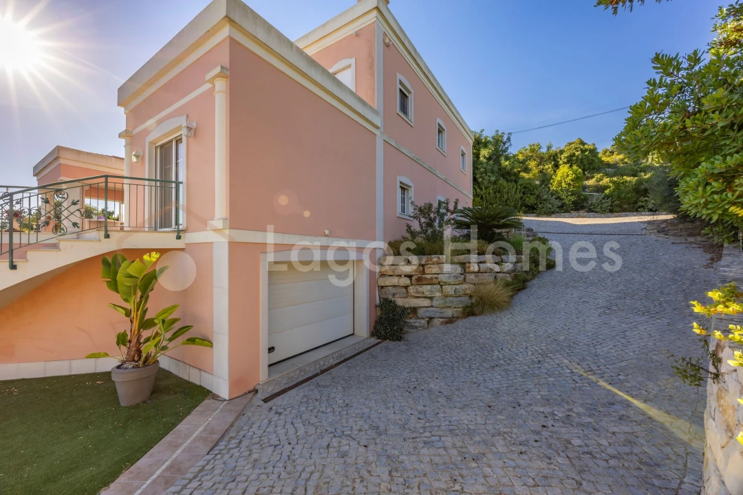 Moradia T5 para Venda em Santa Barbara de Nexe Foto 5