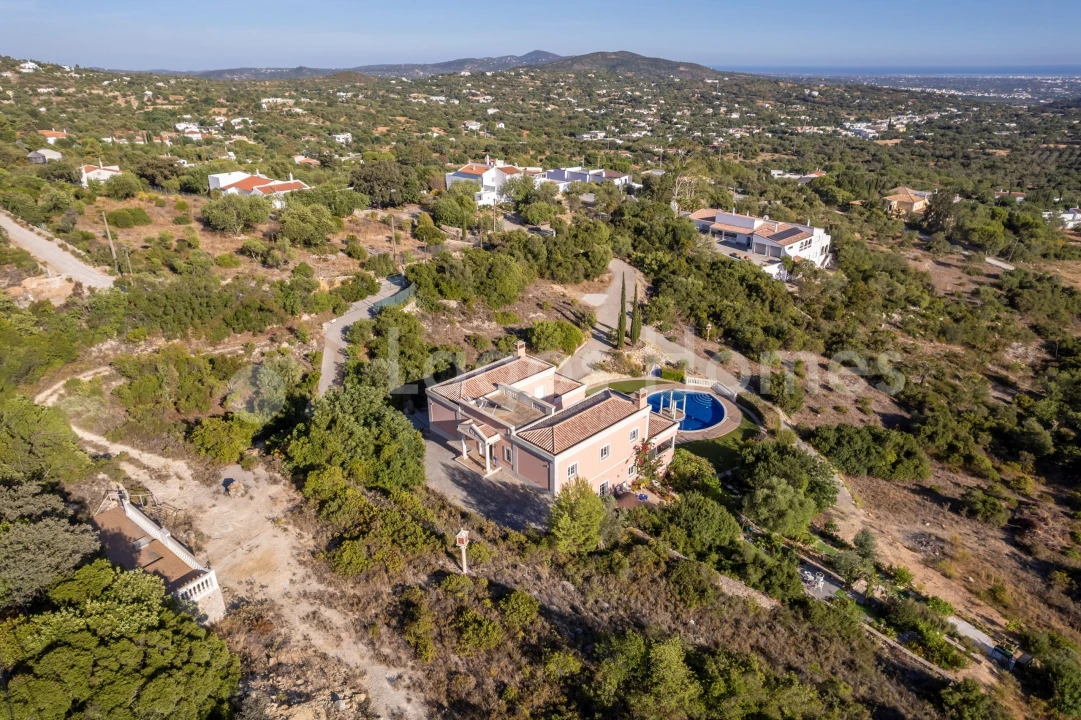 Moradia T5 para Venda em Santa Barbara de Nexe Foto 28