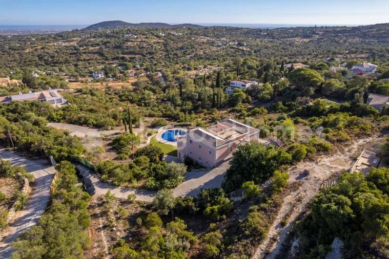 Moradia T5 para Venda em Santa Barbara de Nexe Foto 4