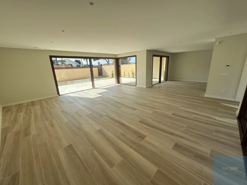 Moradia T4 para Venda em São Felix da Marinha Foto 3