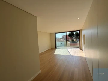 Moradia T4 para Venda em São Felix da Marinha