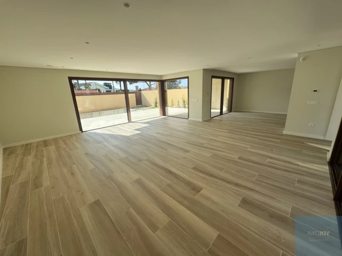 Moradia T4 para Venda em São Felix da Marinha Foto 3
