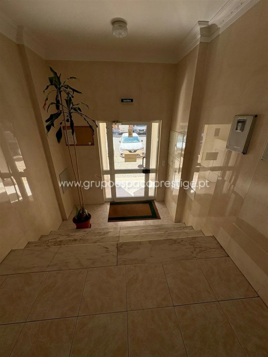 Apartamento T3 para Venda em Quelfes Foto 19