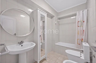Apartamento T4 para Venda em Santo António dos Cavaleiros e Frielas