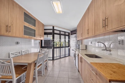 Apartamento T4 para Venda em Santo António dos Cavaleiros e Frielas