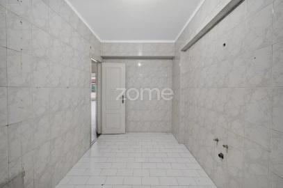 Apartamento T4 para Venda em Santo António dos Cavaleiros e Frielas