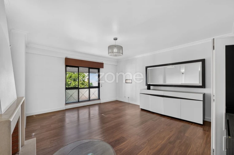 Apartamento T4 para Venda em Santo António dos Cavaleiros e Frielas Foto 11