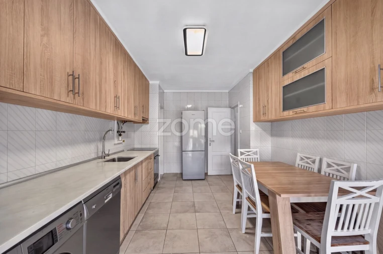 Apartamento T4 para Venda em Santo António dos Cavaleiros e Frielas Foto 5