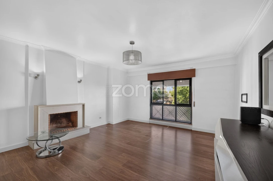 Apartamento T4 para Venda em Santo António dos Cavaleiros e Frielas Foto 9