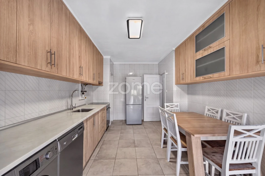 Apartamento T4 para Venda em Santo António dos Cavaleiros e Frielas Foto 5