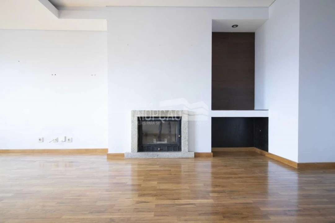 Apartamento T4 para Venda em Sé, Santa Maria e Meixedo Foto 1