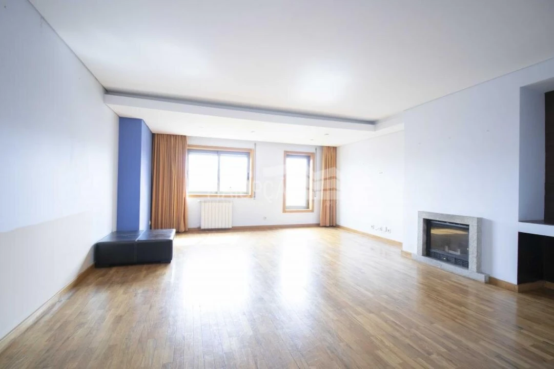 Apartamento T4 para Venda em Sé, Santa Maria e Meixedo Foto 2
