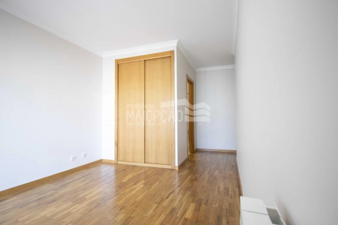 Apartamento T4 para Venda em Sé, Santa Maria e Meixedo Foto 13