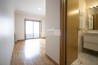 Apartamento T4 para Venda em Sé, Santa Maria e Meixedo
