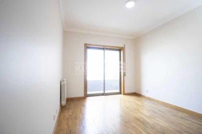 Apartamento T4 para Venda em Sé, Santa Maria e Meixedo