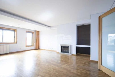Apartamento T4 para Venda em Sé, Santa Maria e Meixedo
