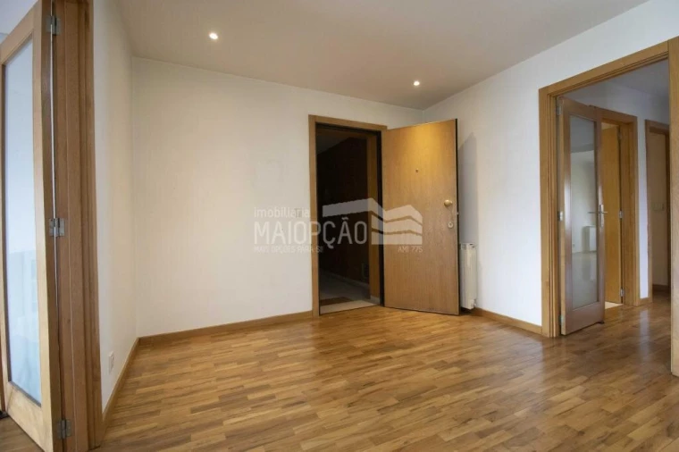 Apartamento T4 para Venda em Sé, Santa Maria e Meixedo Foto 24