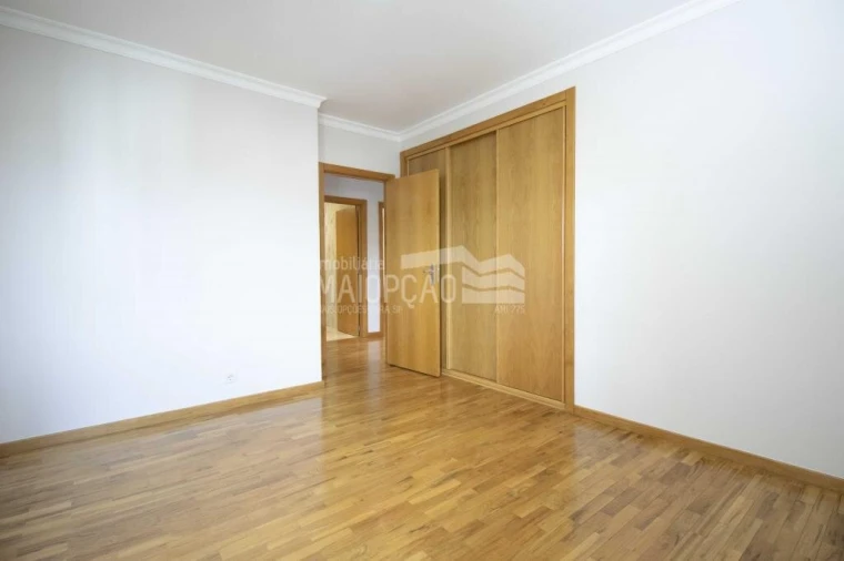 Apartamento T4 para Venda em Sé, Santa Maria e Meixedo Foto 9