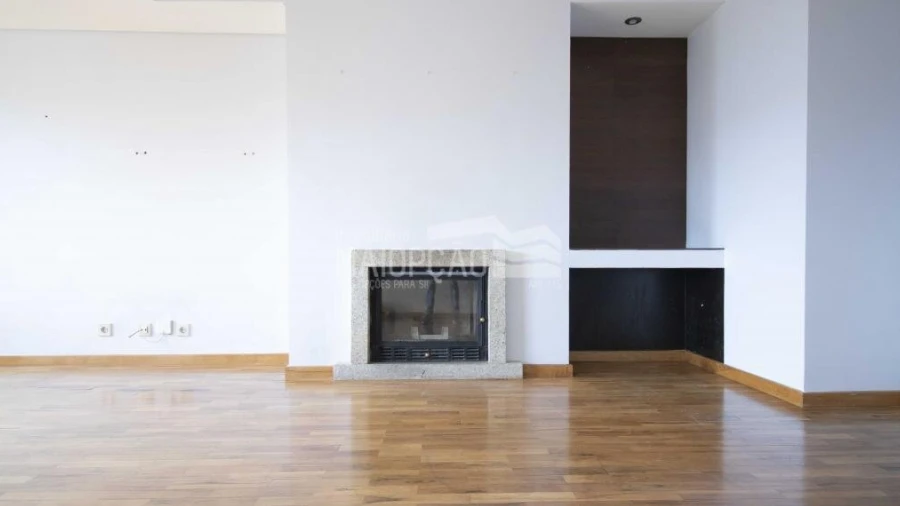 Apartamento T4 para Venda em Sé, Santa Maria e Meixedo
