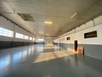 Armazém para Arrendamento em Esgueira