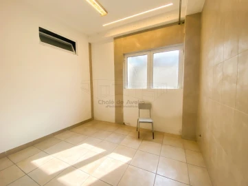 Armazém para Arrendamento em Esgueira
