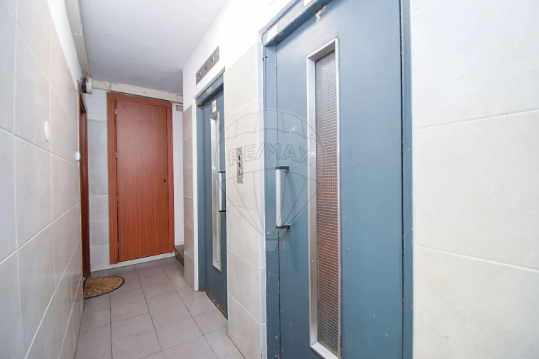 Apartamento T2 para Venda em Corroios Foto 19